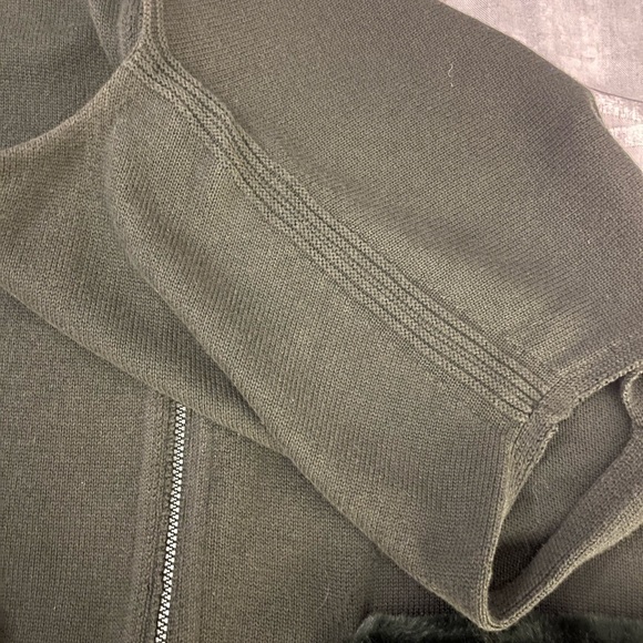 Lafayette 148 size XL cotton/cashmere blend sweater vest with faux fur pockets. - Picture 6 of 7